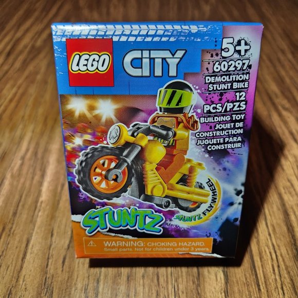 NEW LEGO City Stuntz Fly wheel Motorcycle Minifigure CHRISTMAS STOCKING STUFFER - Picture 1 of 5